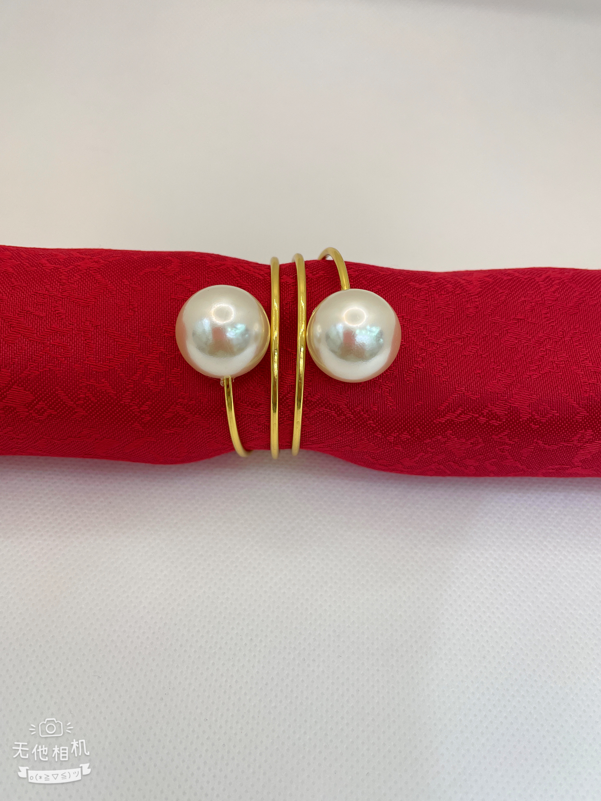 Napkin rings, luxurious pearl styles, hotel table decorations.
