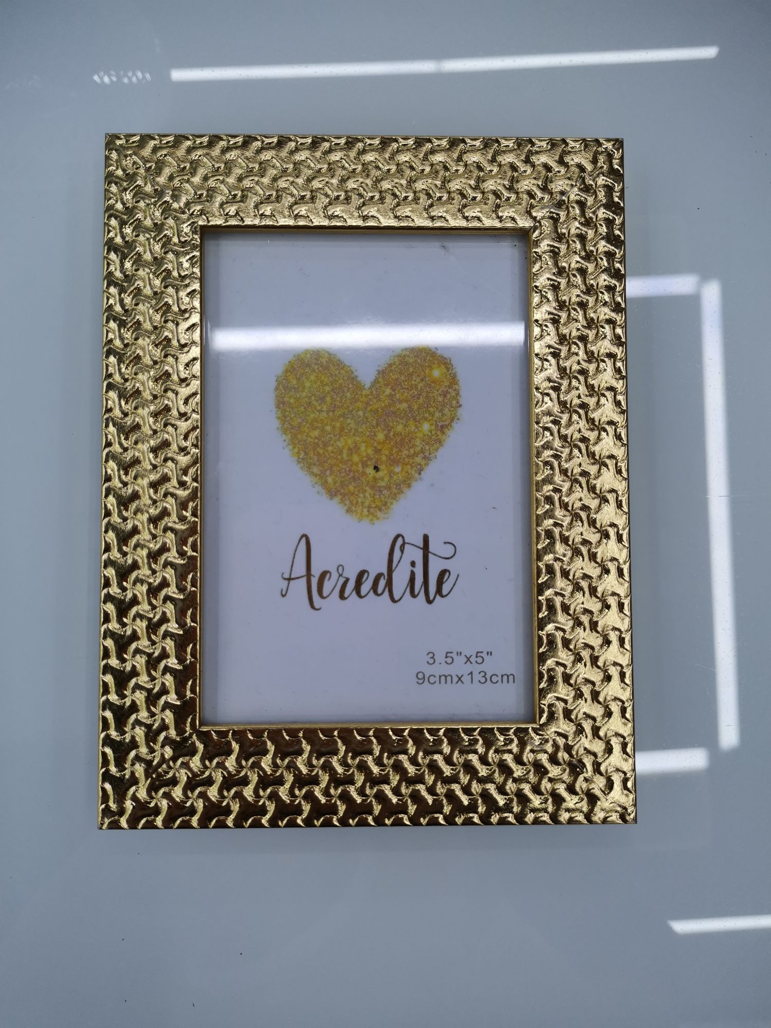 Simple photo frame display table, indoor decoration resin photo frame manufacturer wholesale stock photo frame display table Application Scenario