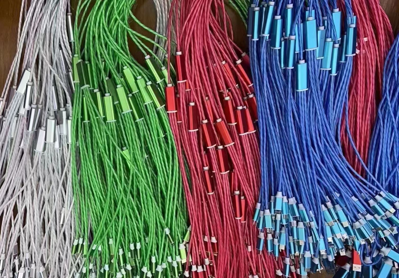 Un remolque de tres streamers línea de datos luminosa