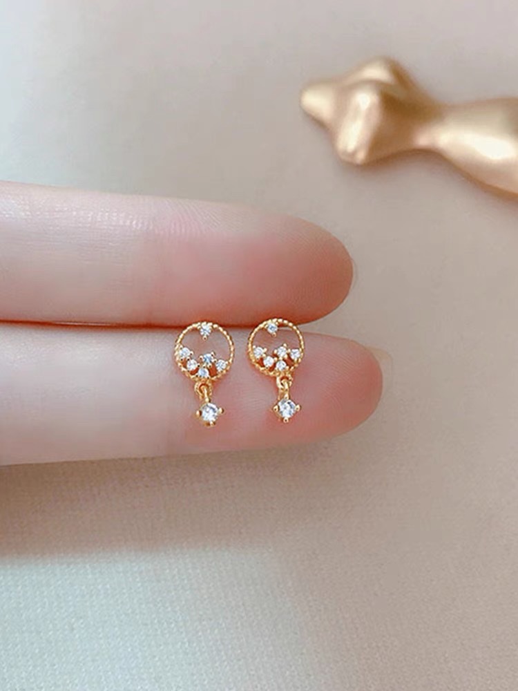 It's so fashionable! Sparkling and high-end zircon stud earrings are fashionable, simple and elegant women's earrings that are popular on the Internet