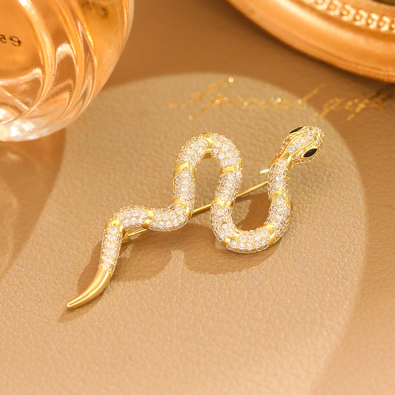 Snake-shaped brooch women 2022 New trendy Japanese style light luxury high-end summer cardigan anti-glare pin Silk scarf buckle accessory detail image 2