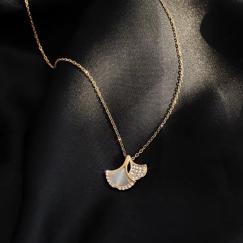 Light luxury and niche design sense necklace for women, 2021 new collarbone chain, ins trendy sweater chain, versatile and fashionable accessory Specification image