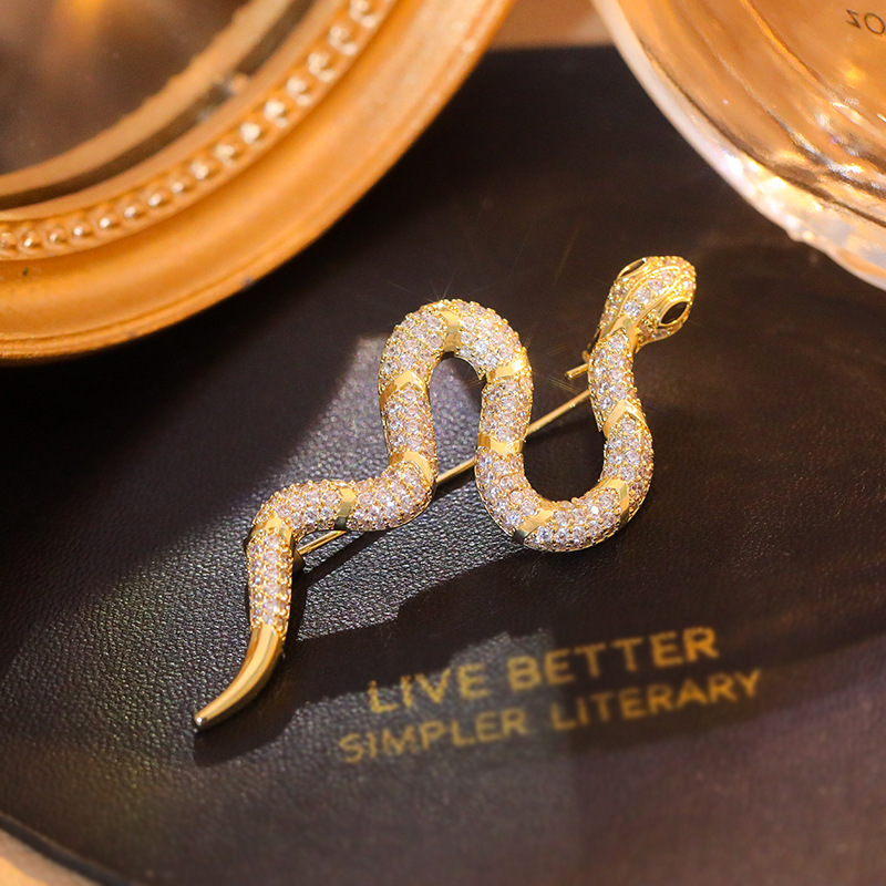 Snake-shaped brooch women 2022 New trendy Japanese style light luxury high-end summer cardigan anti-glare pin Silk scarf buckle accessory detail image 3