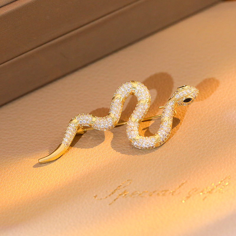 Snake-shaped brooch women 2022 New trendy Japanese style light luxury high-end summer cardigan anti-glare pin Silk scarf buckle accessory detail image 5