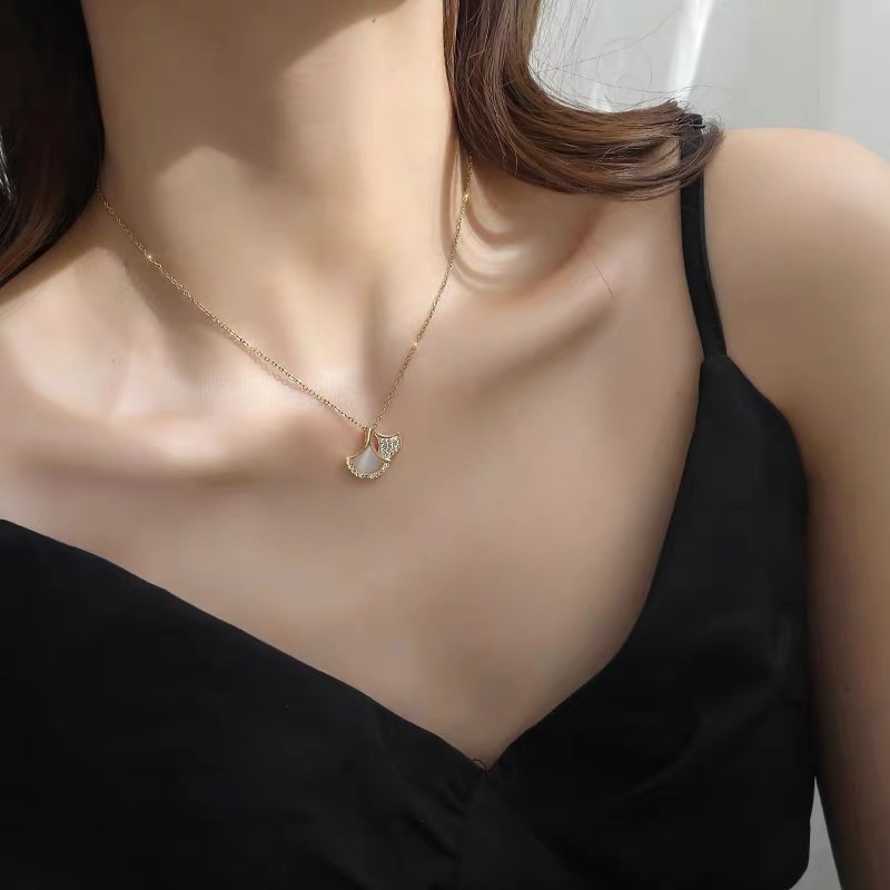 Light luxury and niche design sense necklace for women, 2021 new collarbone chain, ins trendy sweater chain, versatile and fashionable accessory details Picture