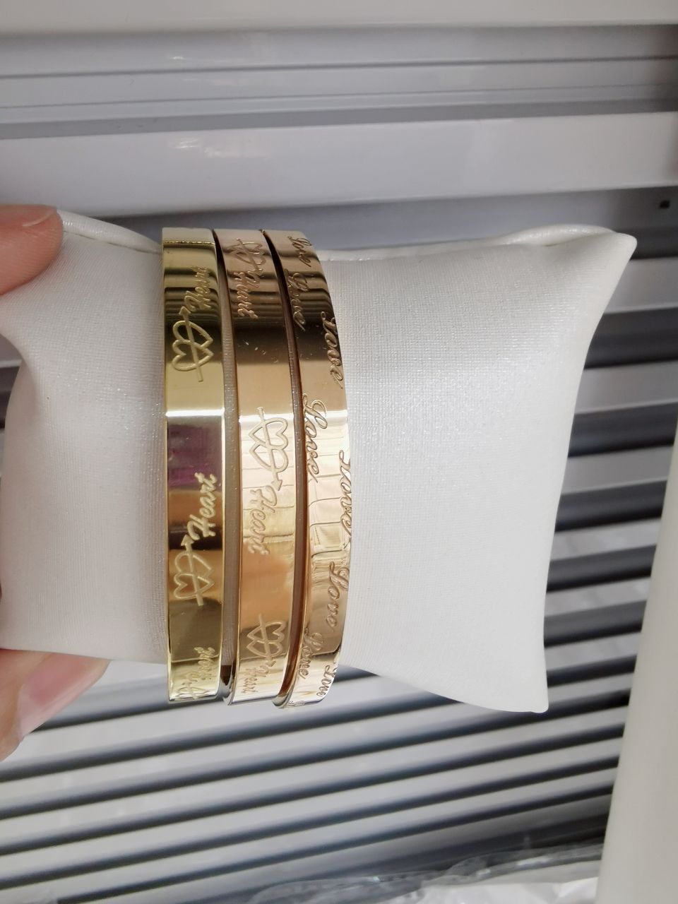 This is a simple and elegant Korean-style bracelet made of titanium-coated steel for women, which is versatile for students