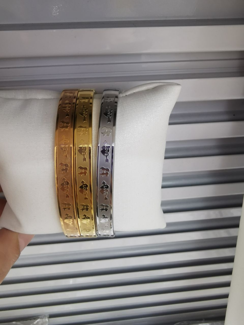 This bracelet exudes a light luxury and high-end feel. It is made of titanium steel, a niche product that does not fade, and features an exquisite ins fashion design. It is a golden jewelry that is simple and elegant for girls