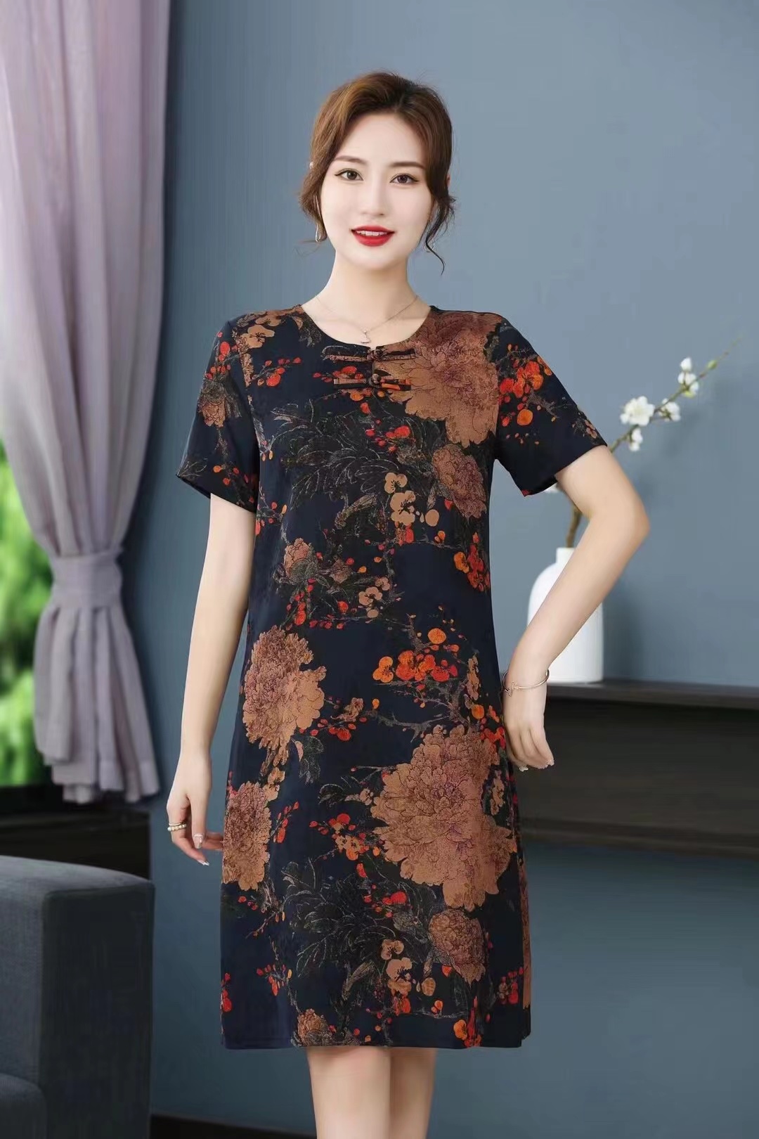 Silk-like dress with short sleeves