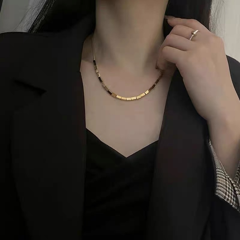 The 2022 new trendy titanium steel small square necklace for women's ins, with a high-end design sense and a light luxury niche collarbone chain necklace Specification image