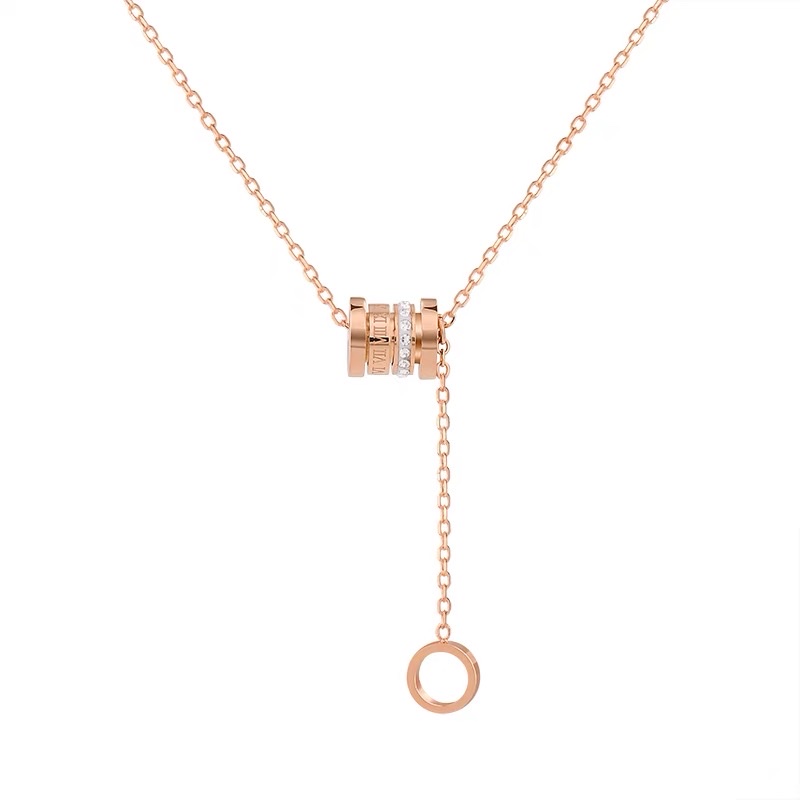 Titanium steel non-fading small waist light luxury necklace, trendy female Internet celebrity Instagram niche accessory, cold style collarbone chain pendant Application Scenario