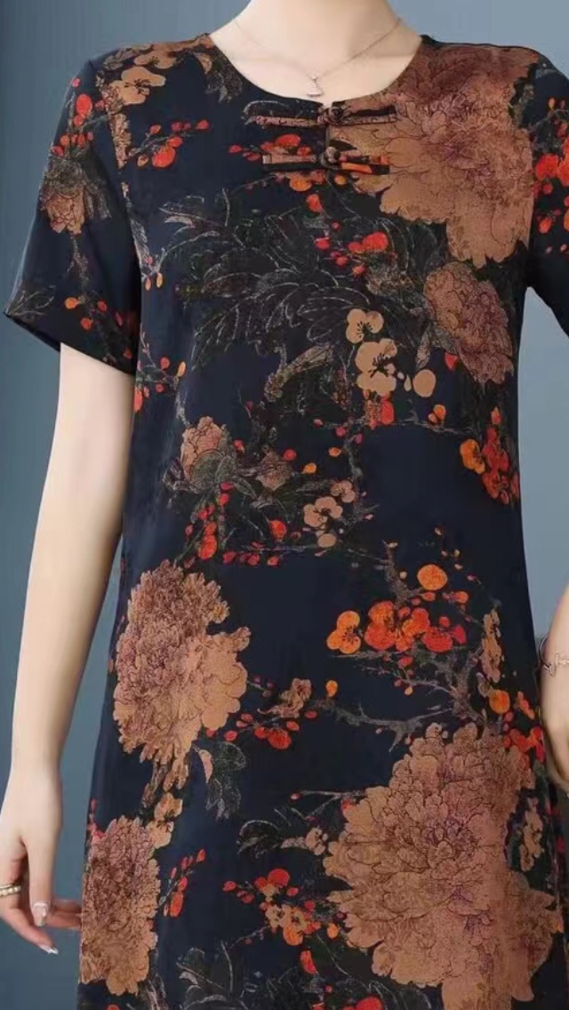 Silk-like dress with short sleeves Specification image