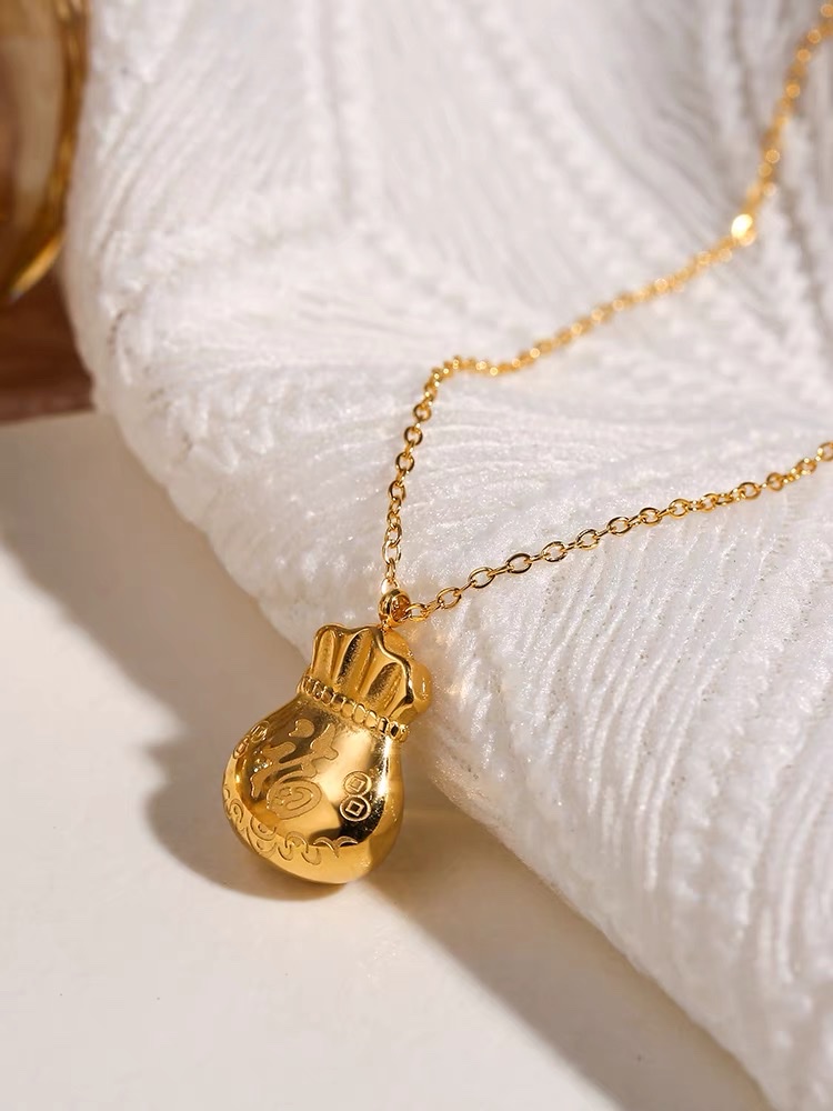 Lucky Bag necklace 2022 New Women's Summer collarbone chain pendant, high-end design sense, titanium steel, Internet celebrity, no color fading 2021 Specification image