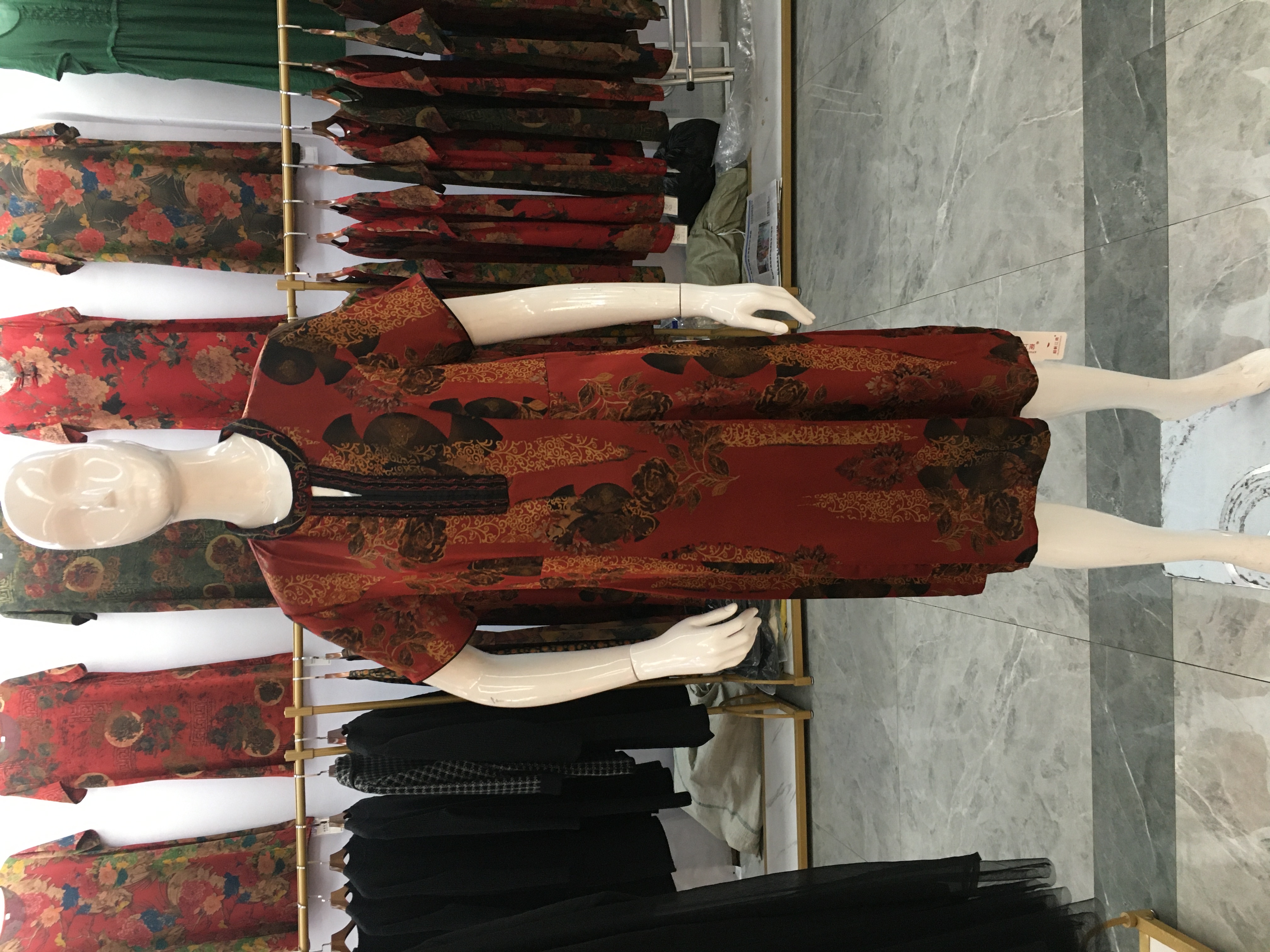 Imitación de seda mediana edad vestido con bolsillos botón trasero cuello redondo pequeño tapeta de la puerta