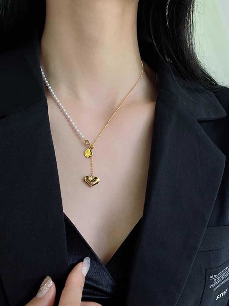 Pearl necklace, heart-shaped 2022 new women's summer necklace, high-end feel, 18k gold collarbone chain, titanium steel, no color fading