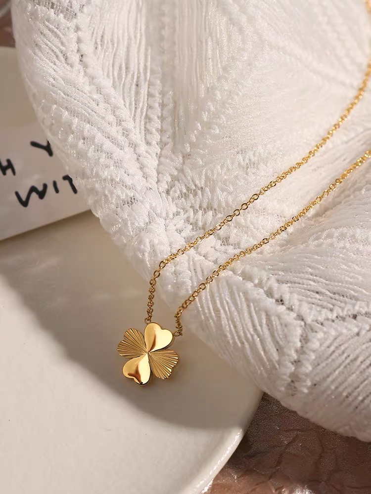 Four-leaf Clover necklace 2022 New Women's Summer 18k gold collarbone chain, popular and high-end, titanium steel, does not fade 2021 Specification image