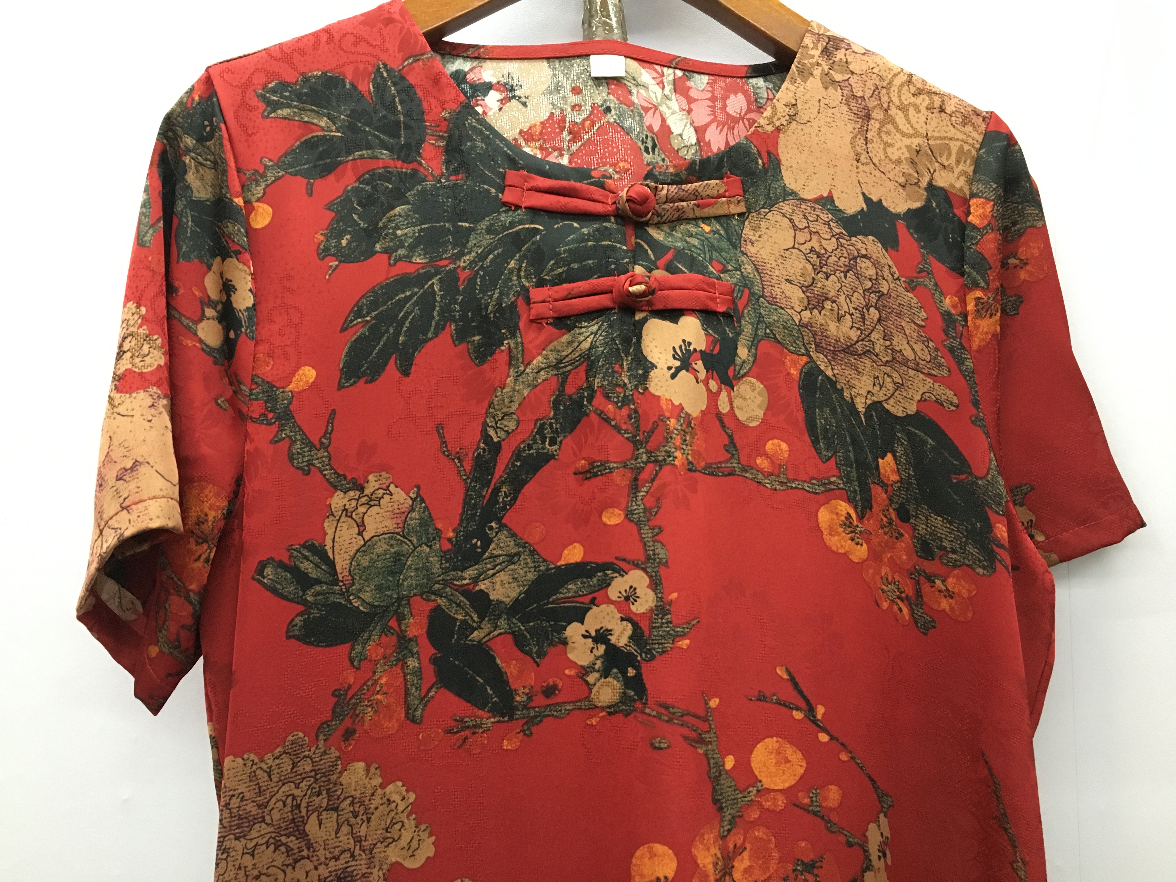A silk-like dress with fabric buttons for middle-aged and elderly people details Picture