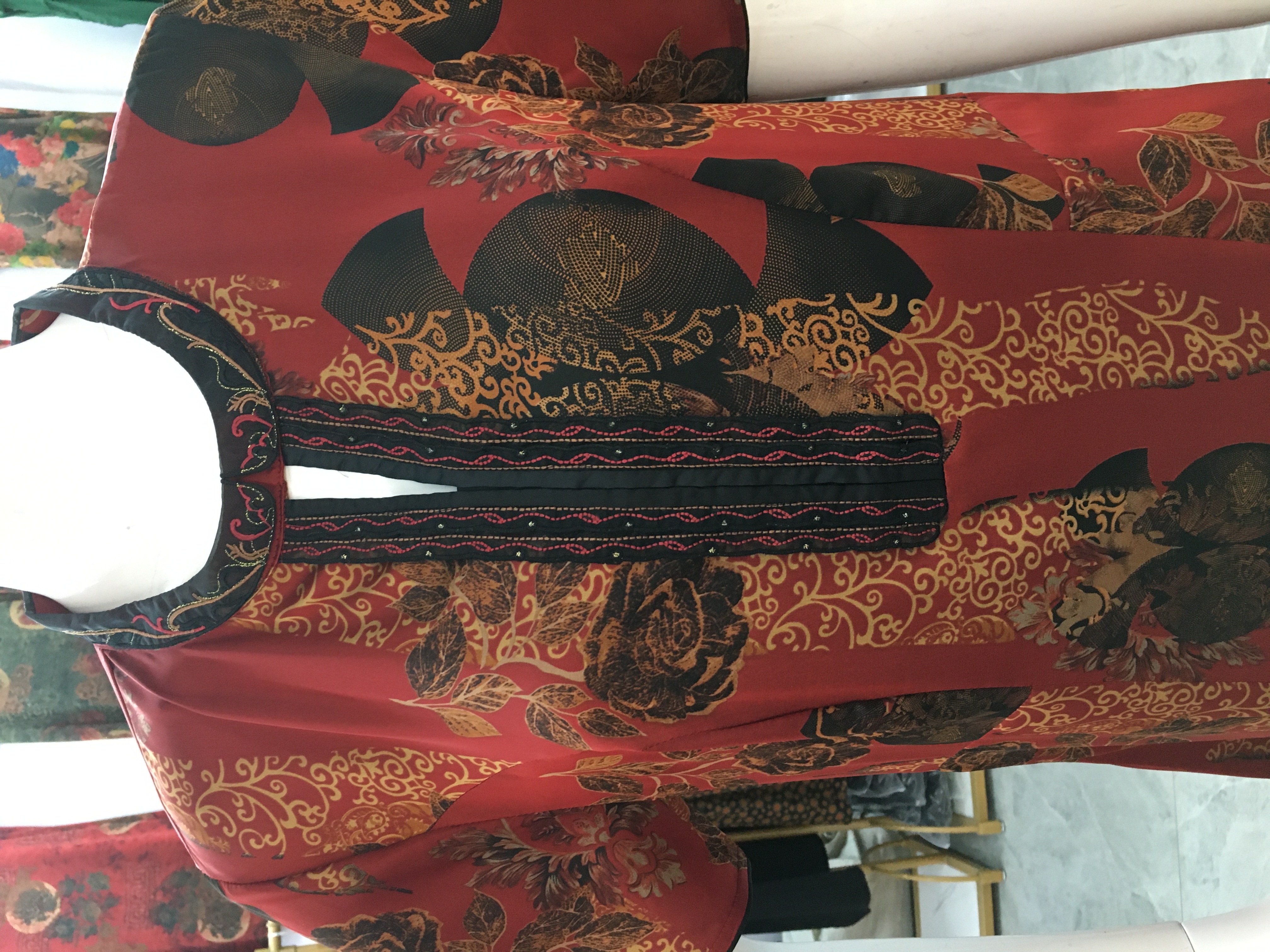 Imitación de seda mediana edad vestido con bolsillos botón trasero cuello redondo pequeño tapeta de la puerta Specification image