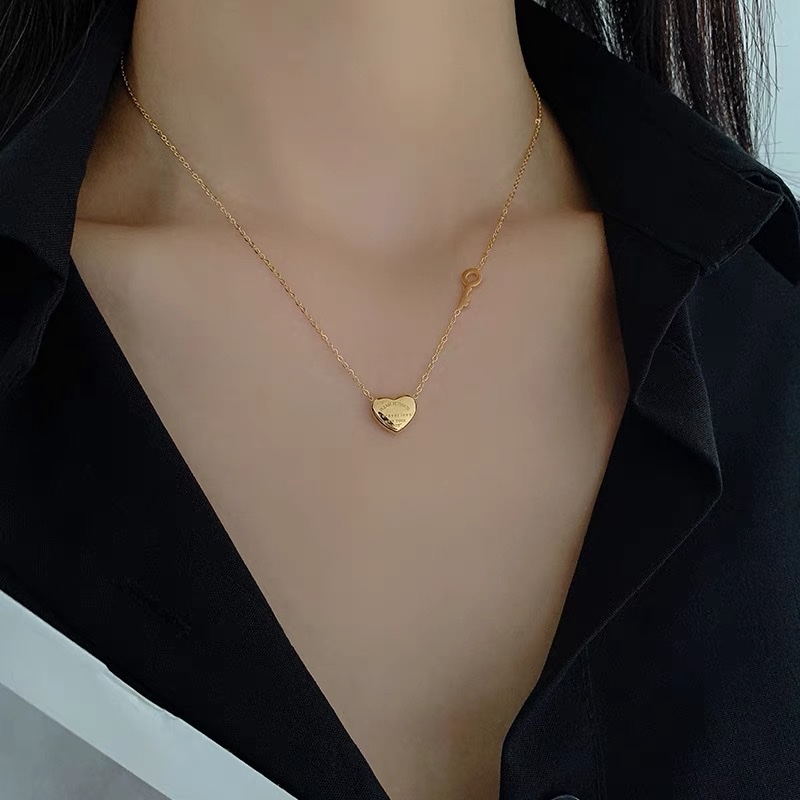 Love Necklace for Women in Summer 2022, a rare 18k gold titanium steel heart key collarbone chain, 2021 new style, does not fade Specification image