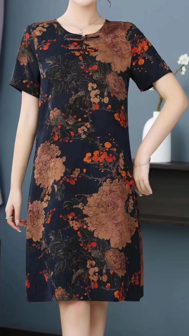Silk-like dress with short sleeves Application Scenario
