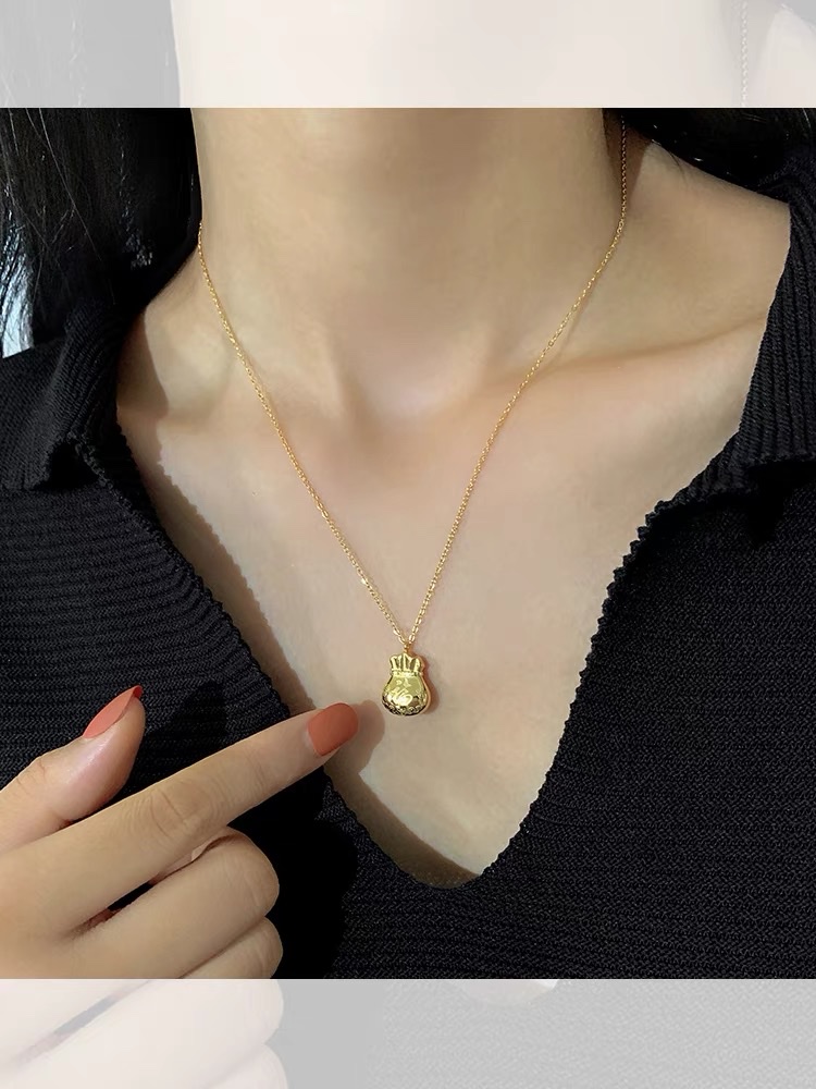 Lucky Bag necklace 2022 New Women's Summer collarbone chain pendant, high-end design sense, titanium steel, Internet celebrity, no color fading 2021