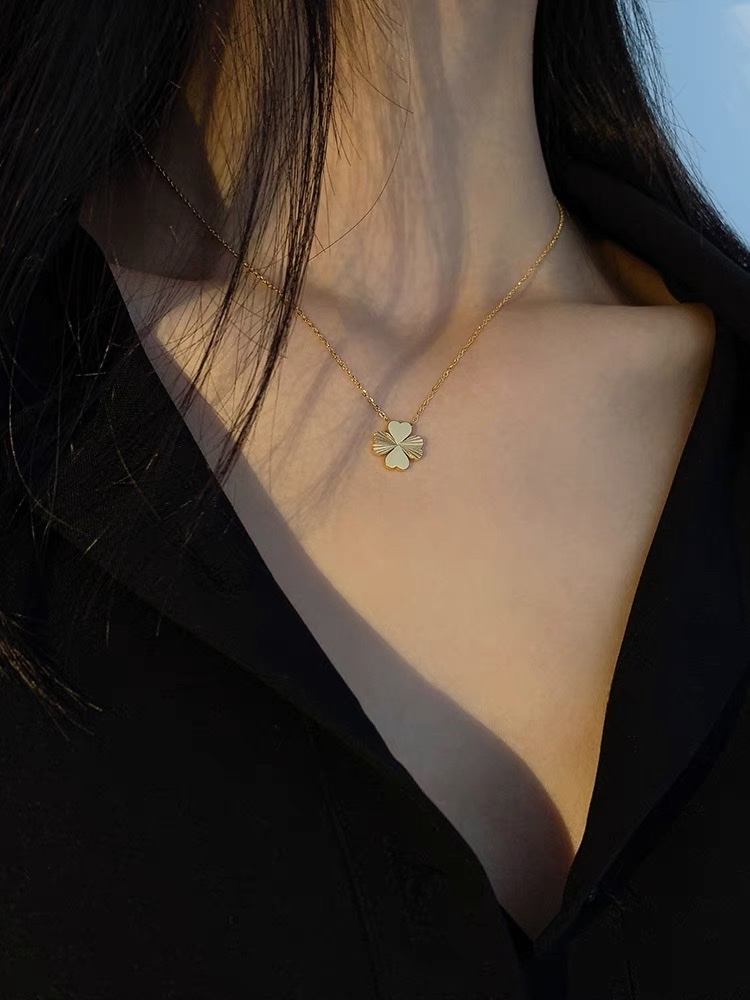 Four-leaf Clover necklace 2022 New Women's Summer 18k gold collarbone chain, popular and high-end, titanium steel, does not fade 2021 details Picture
