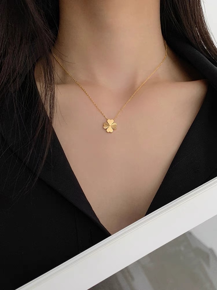 Four-leaf Clover necklace 2022 New Women's Summer 18k gold collarbone chain, popular and high-end, titanium steel, does not fade 2021