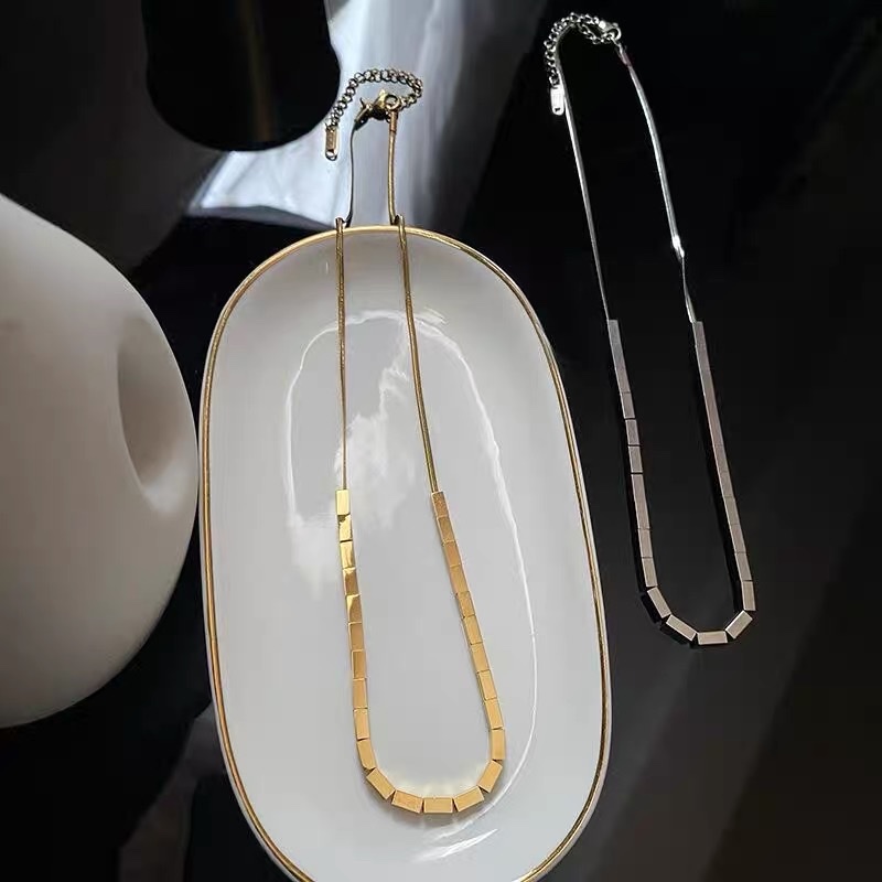 The 2022 new trendy titanium steel small square necklace for women's ins, with a high-end design sense and a light luxury niche collarbone chain necklace details Picture
