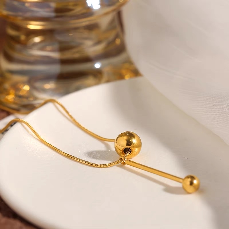 The 2022 new style of women's high-end design, niche and light luxury collarbone chain, fashionable titanium steel, does not fade details Picture