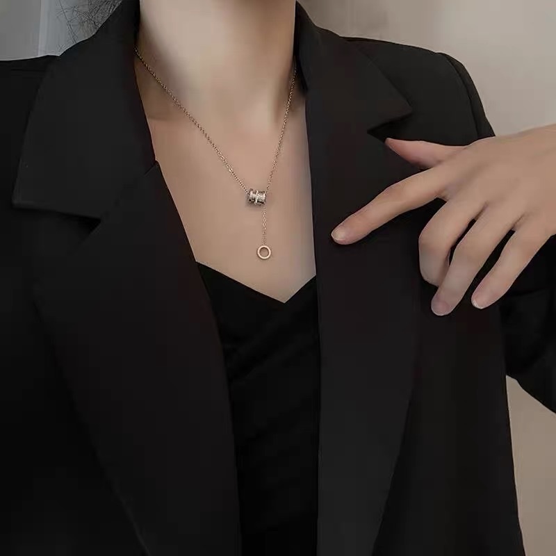 Titanium steel non-fading small waist light luxury necklace, trendy female Internet celebrity Instagram niche accessory, cold style collarbone chain pendant Specification image