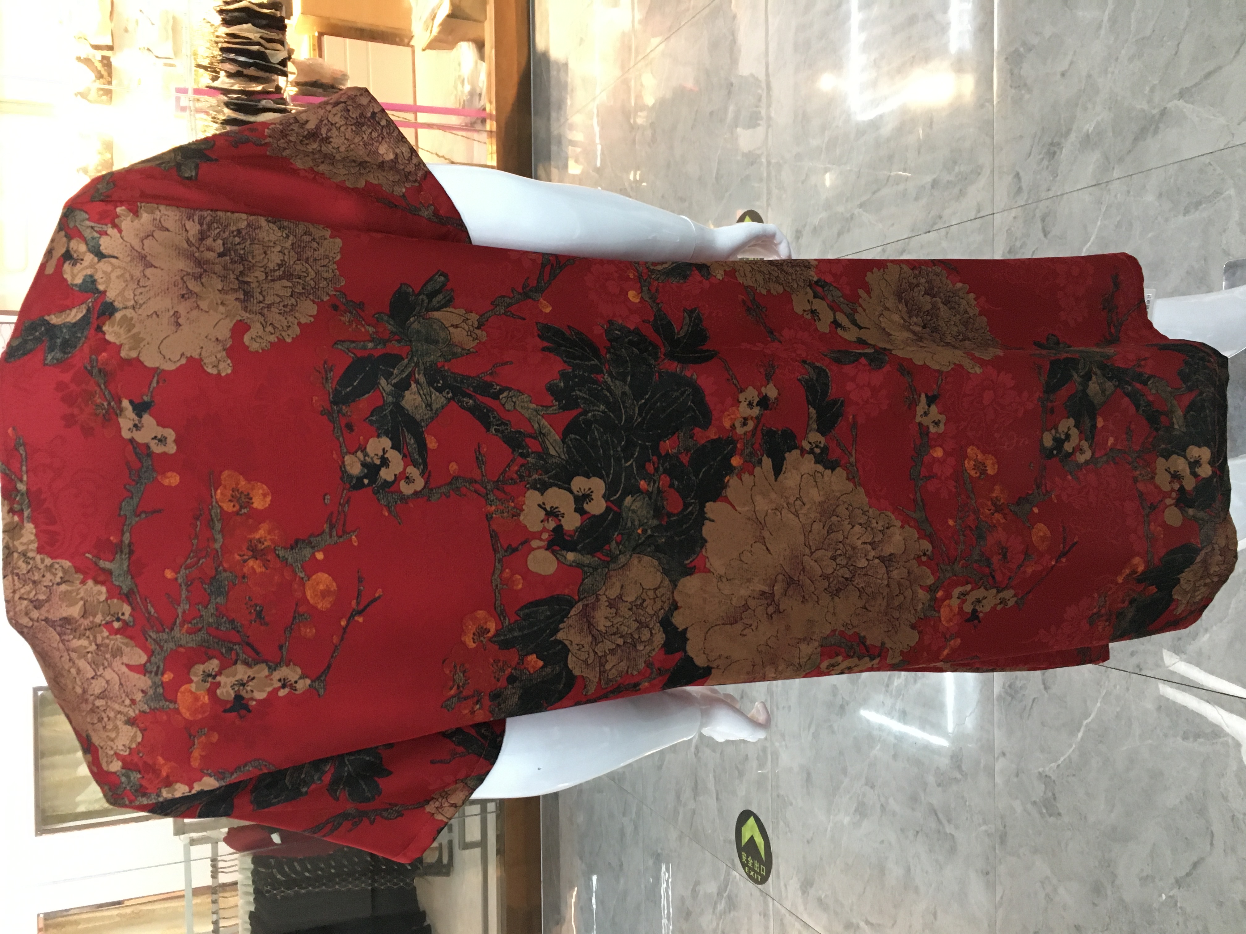 A silk-like dress with fabric buttons for middle-aged and elderly people Application Scenario