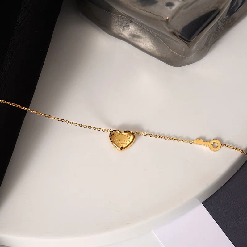 Love Necklace for Women in Summer 2022, a rare 18k gold titanium steel heart key collarbone chain, 2021 new style, does not fade details Picture