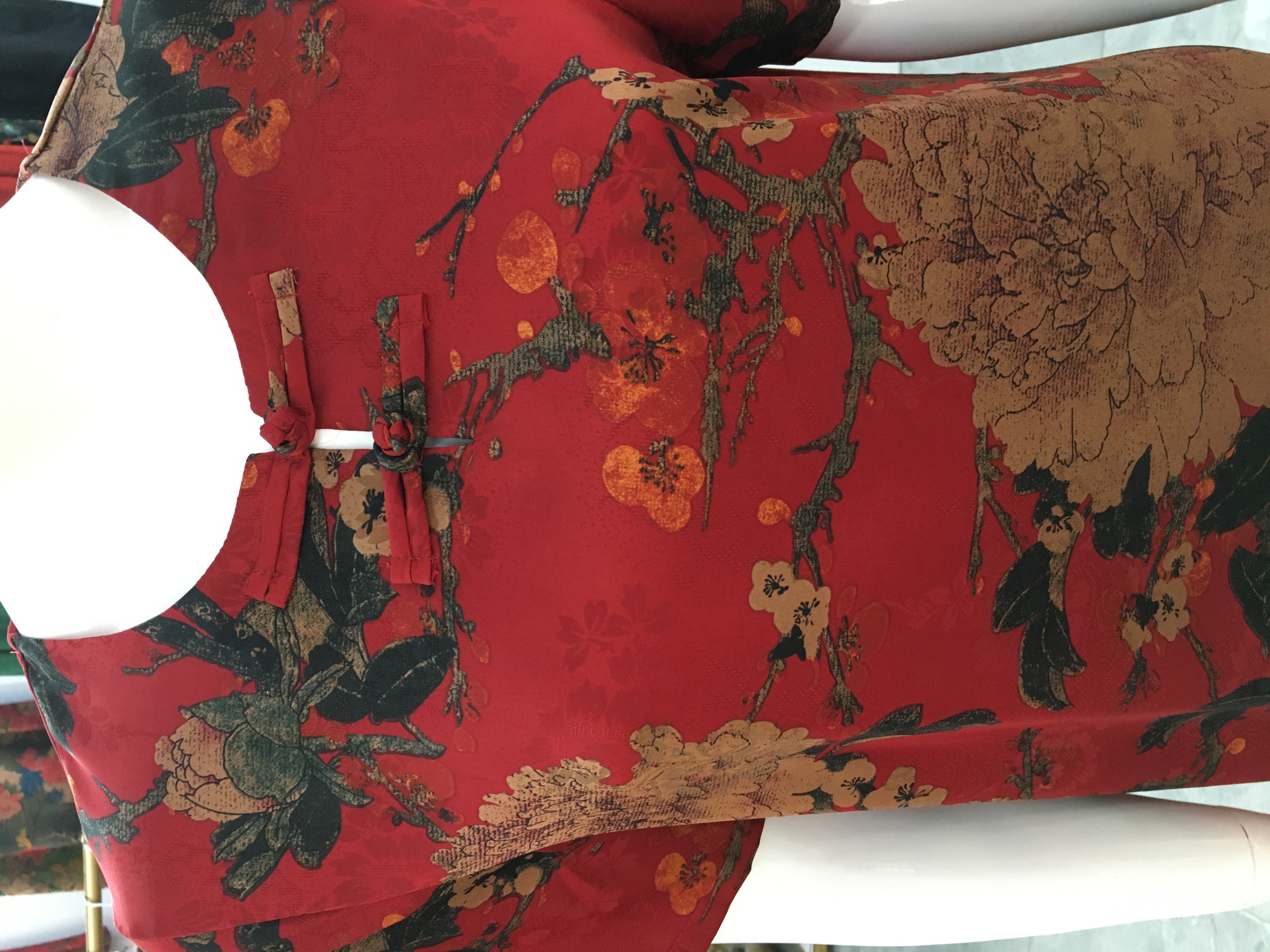 A silk-like dress with fabric buttons for middle-aged and elderly people Specification image