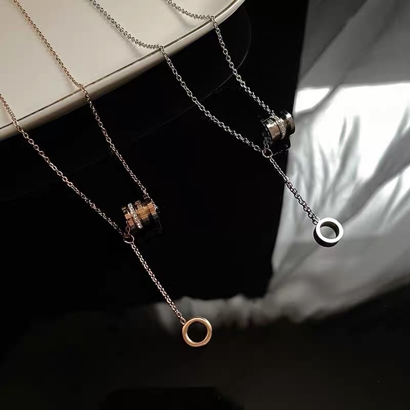 Titanium steel non-fading small waist light luxury necklace, trendy female Internet celebrity Instagram niche accessory, cold style collarbone chain pendant details Picture
