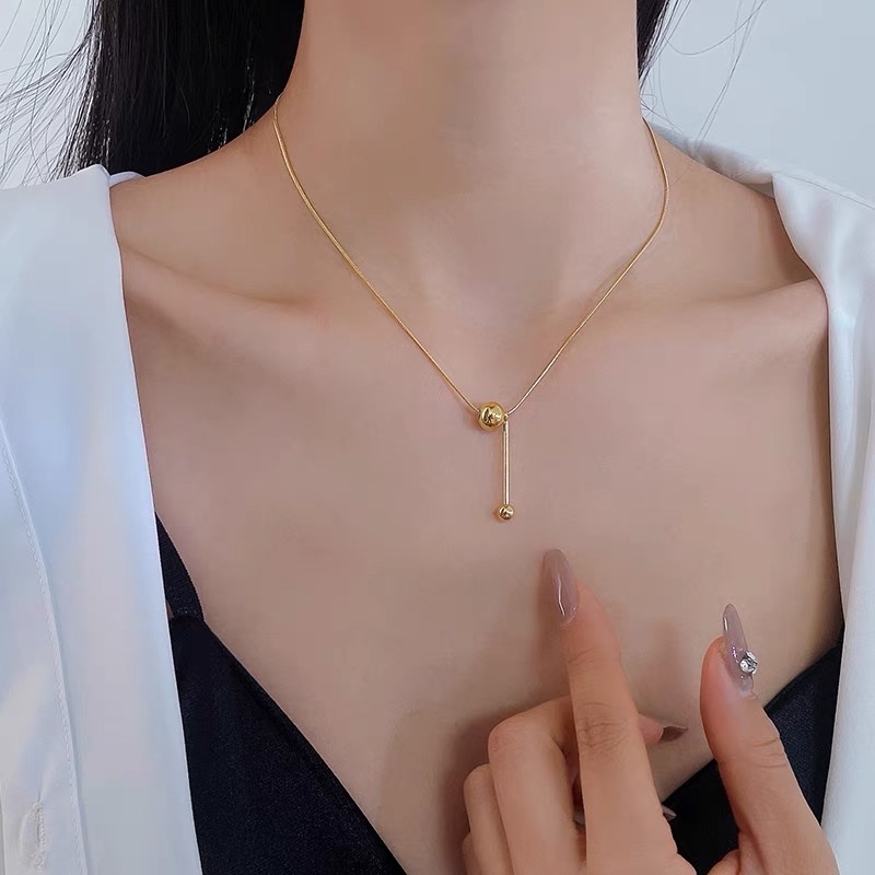 The 2022 new style of women's high-end design, niche and light luxury collarbone chain, fashionable titanium steel, does not fade