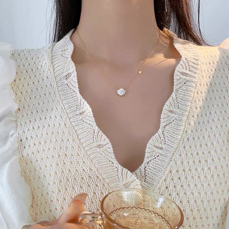 ولا تزال شبكة الصلب المصنوعة من التيتانيوم ذات الطبقة الذهبية العالية من عيار 18 ك، وهي نوع جديد من سلسلة الترقوة الصيفية في عام 2022 لقلادة من الصدف Specification image