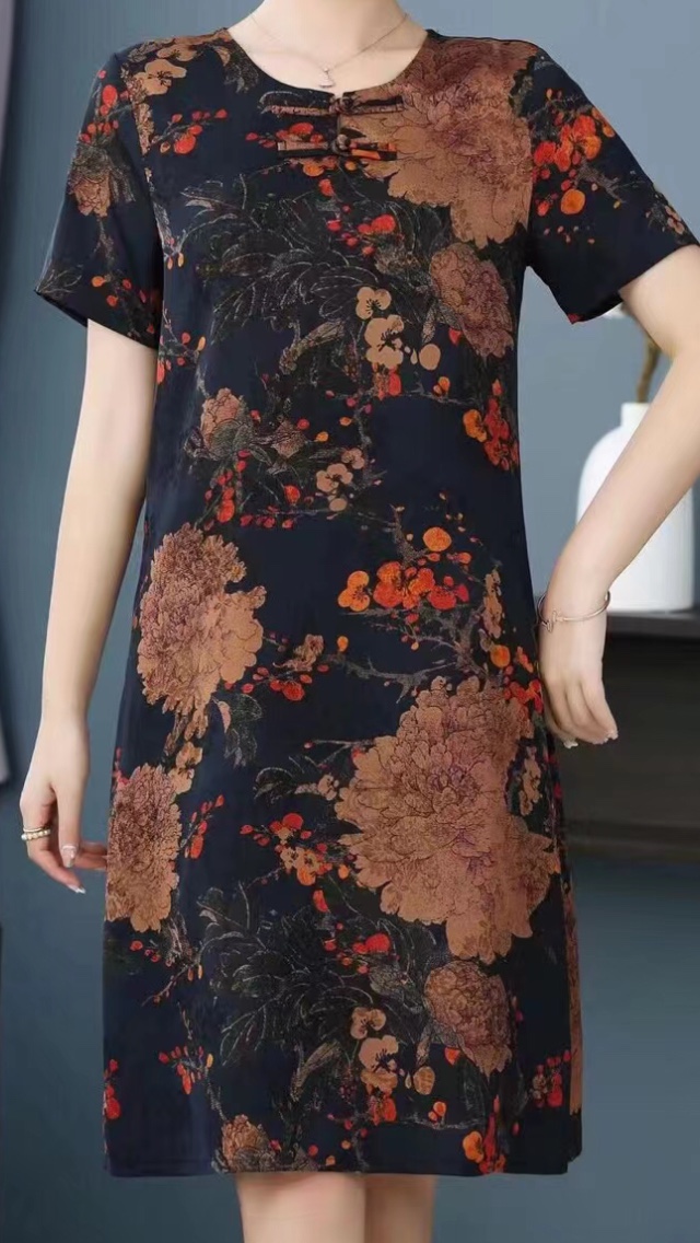 Silk-like dress with short sleeves details Picture