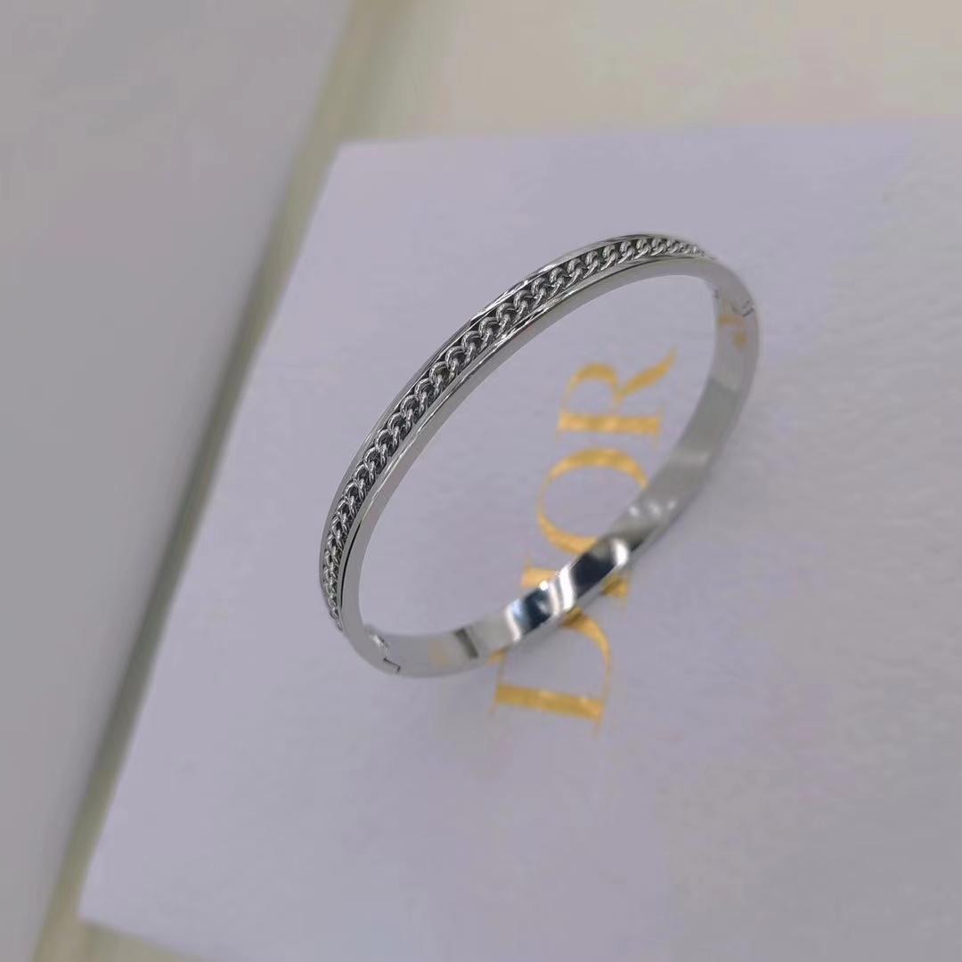 The 2022 new Moissanite necklace and titanium steel pendant for women are exquisite, niche and fashionable gifts for couples and best friends