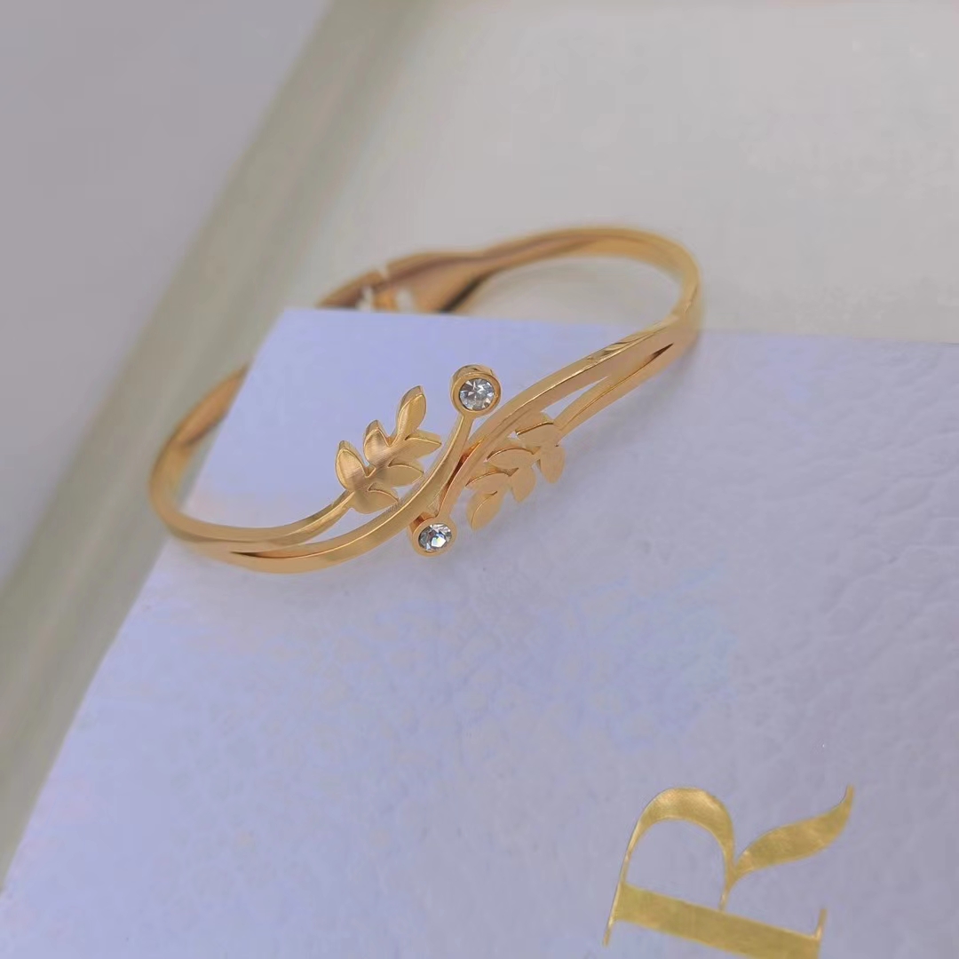 2022 New Moissanite necklace, women's bracelet, 18K gold pendant, exquisite and niche, fashionable gift for couples and best friends