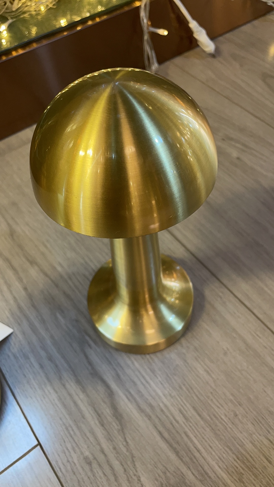 A small three-color metal desk lamp details Picture