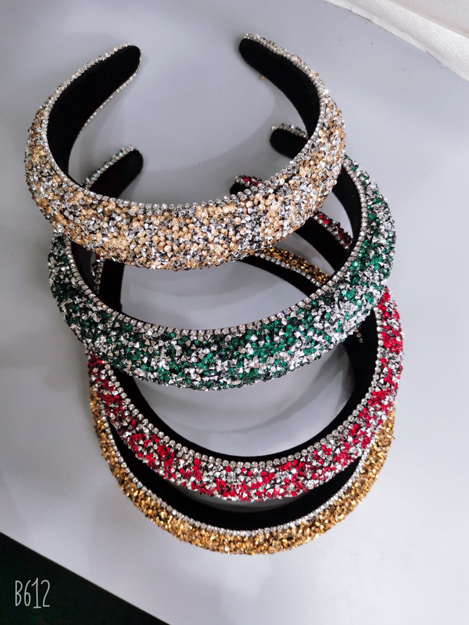 The trendy hair bands in Europe and America are selling like hotcakes in 2022, featuring a unique style. 1
