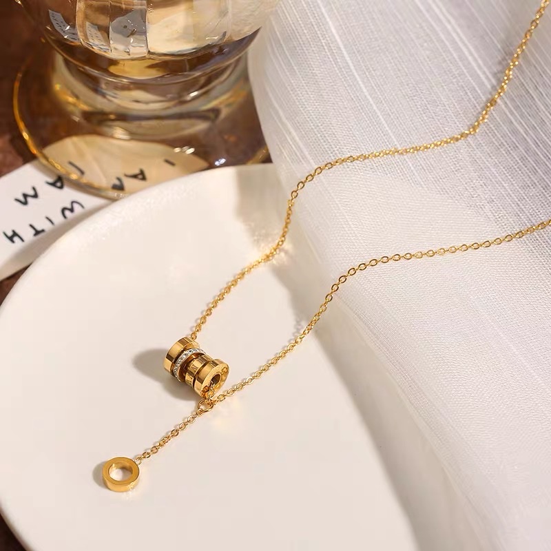 18k gold Mini Waist necklace, 2022 new women's summer titanium steel collarbone chain, high-end feel, no color fading, suitable for wearing while taking a bath Application Scenario