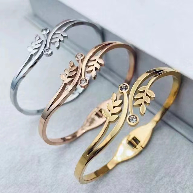 The 2022 new Moissanite necklace, women's bracelet and rose gold pendant are exquisite, niche and fashionable gifts for couples and best friends