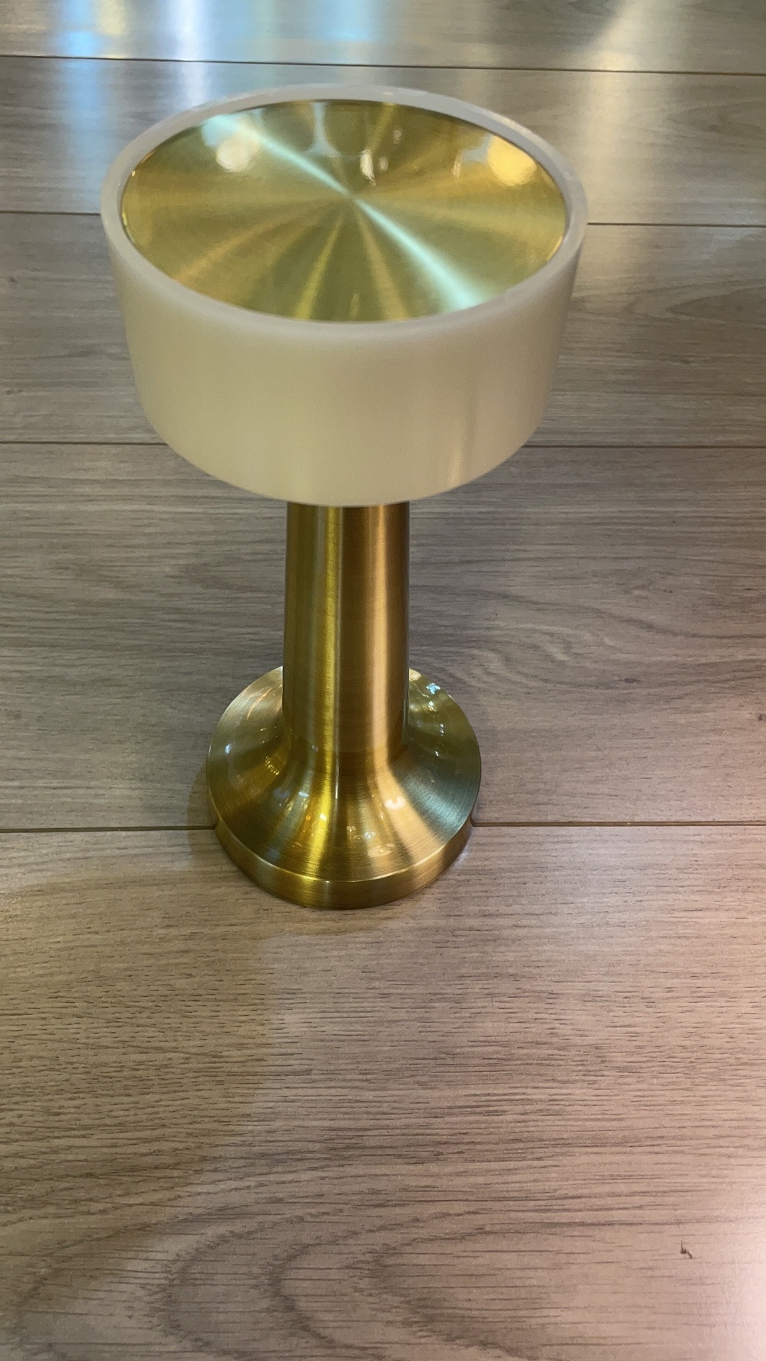 A small three-color metal desk lamp Specification image