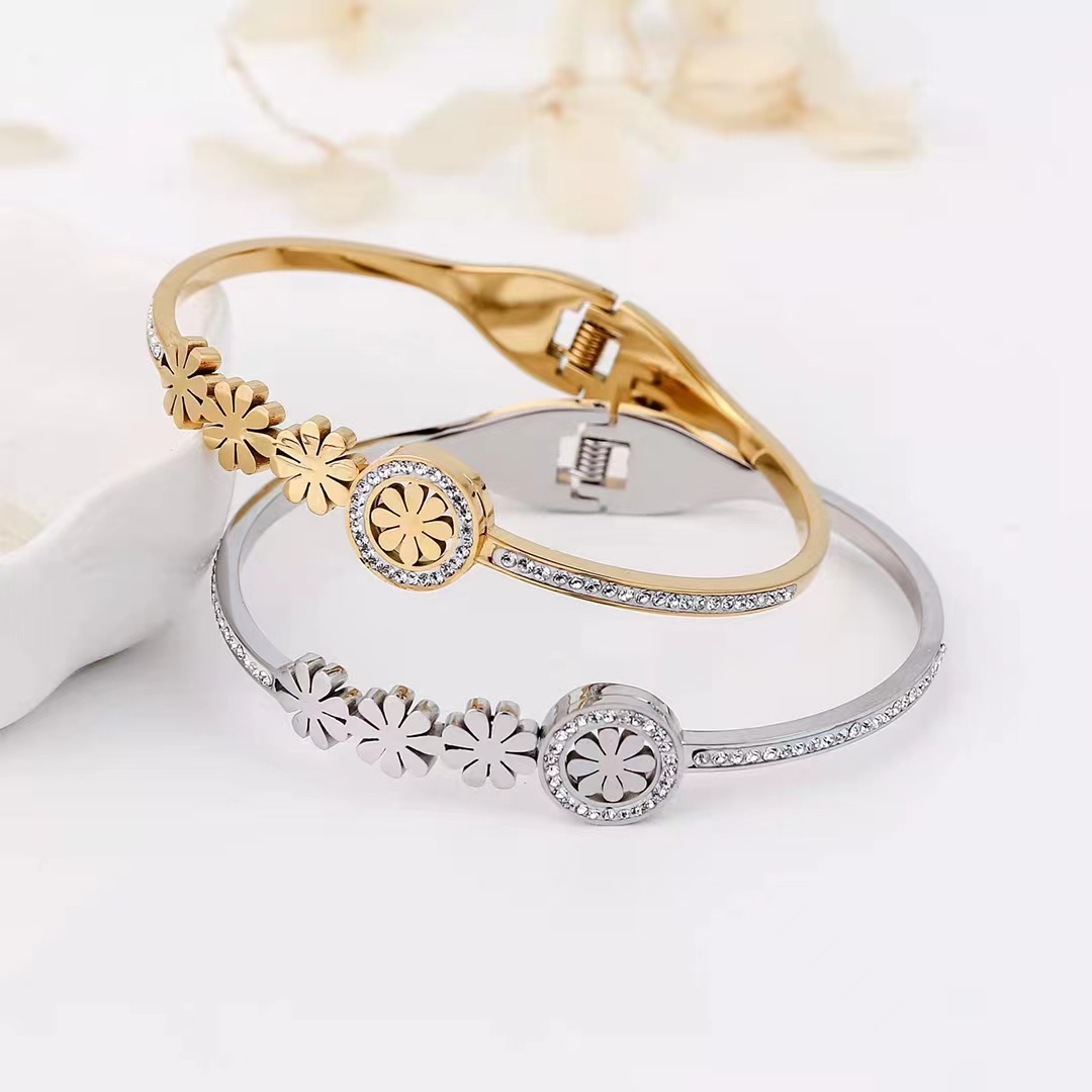 The 2022 new Moissanite necklace, women's lock, small flower bracelet, exquisite and niche, is a fashionable gift for couples and best friends