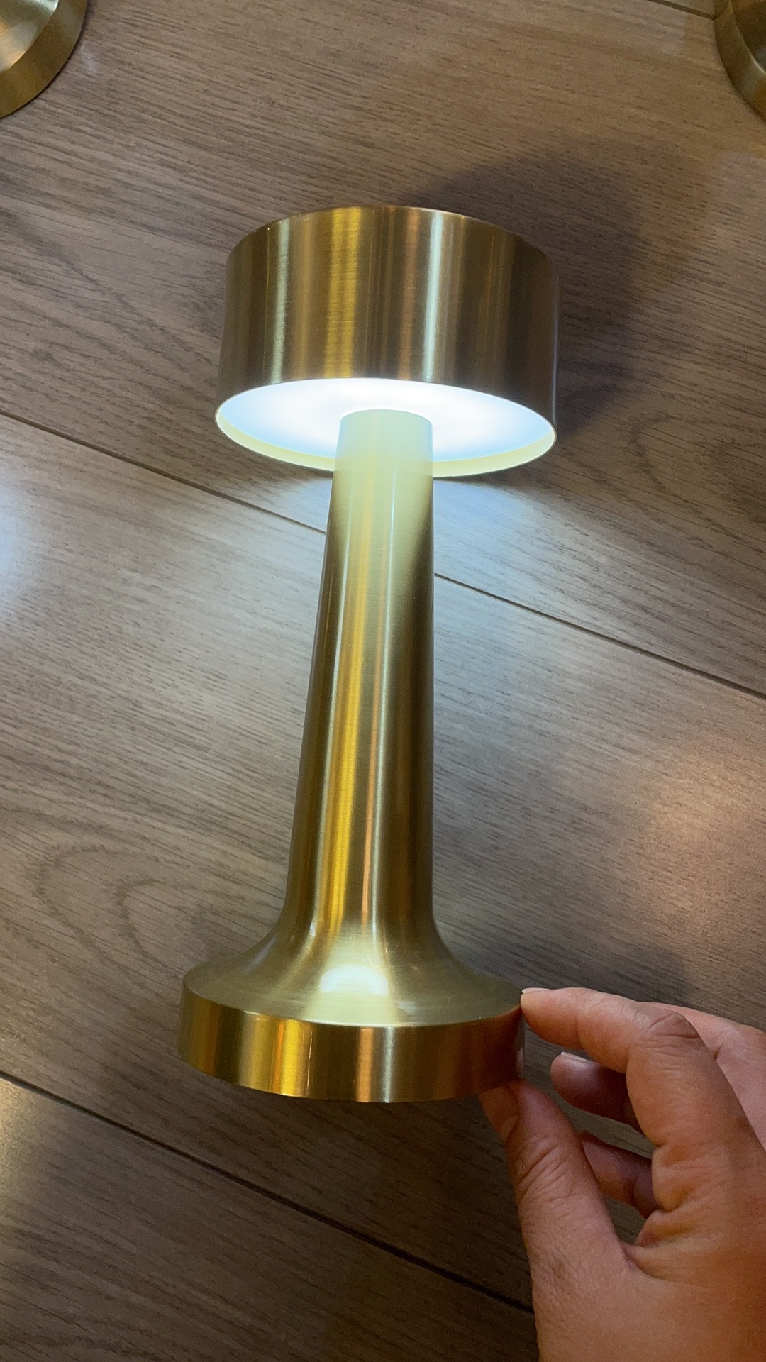 A small three-color metal desk lamp Application Scenario