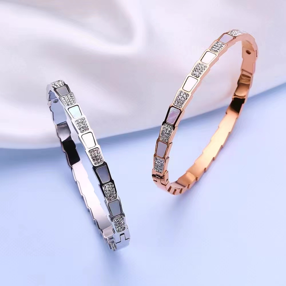 The 2022 new Moissanite necklace and women's bracelet are exquisite, niche and fashionable gifts for couples and best friends