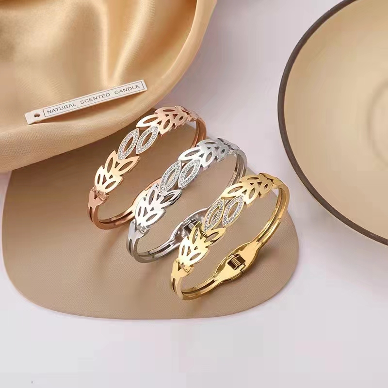 The 2022 new Moissanite necklace and women's K-gold bracelet pendant are exquisite, niche and fashionable gifts for couples and best friends