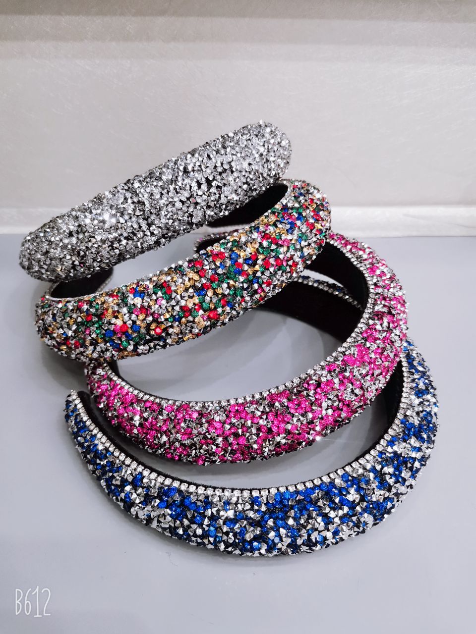 The trendy hair bands in Europe and America are selling like hotcakes in 2022, featuring a unique style. 1 details Picture
