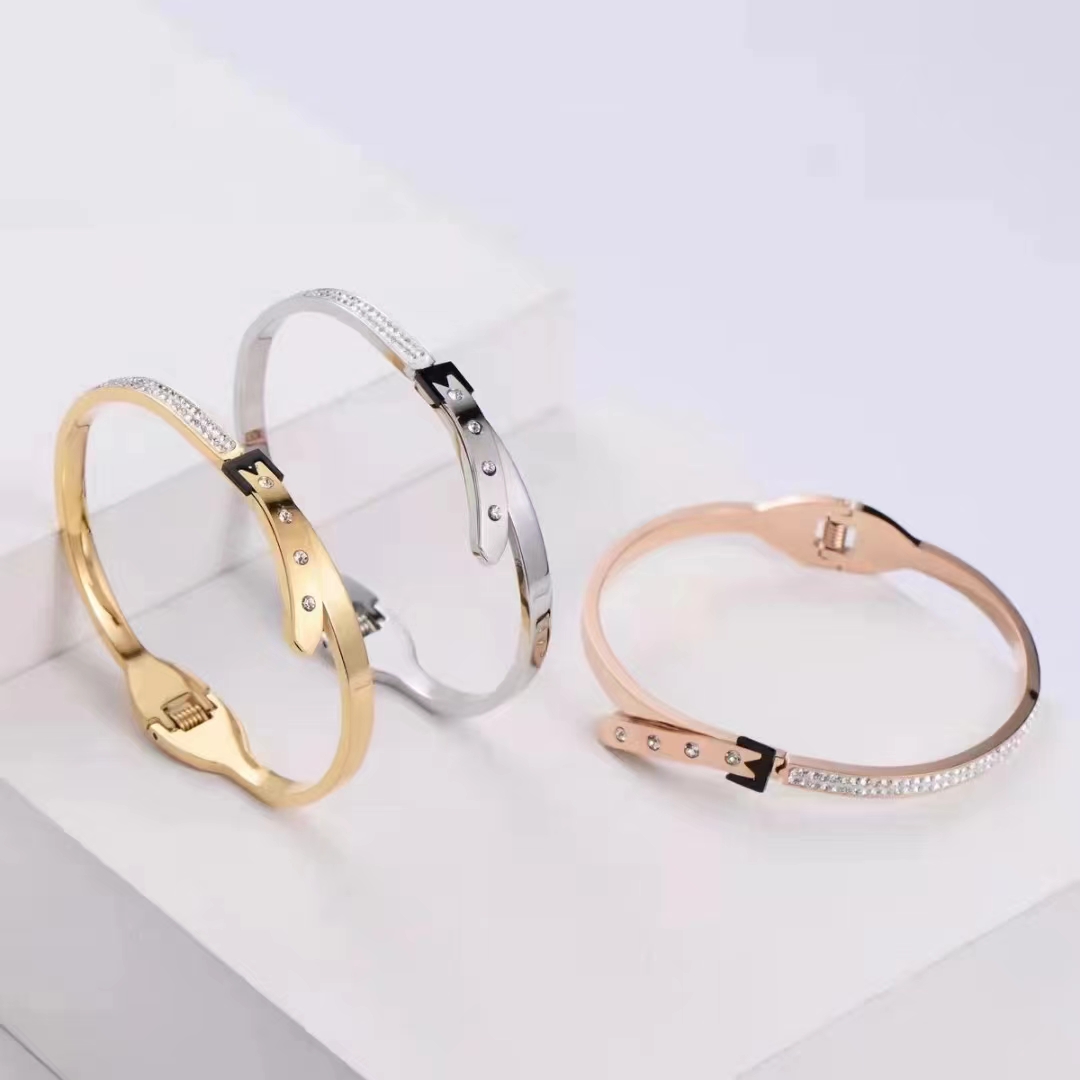 The 2022 new Moissanite necklace, women's bracelet with diamond pendant, exquisite and niche, is a fashionable gift for couples and best friends