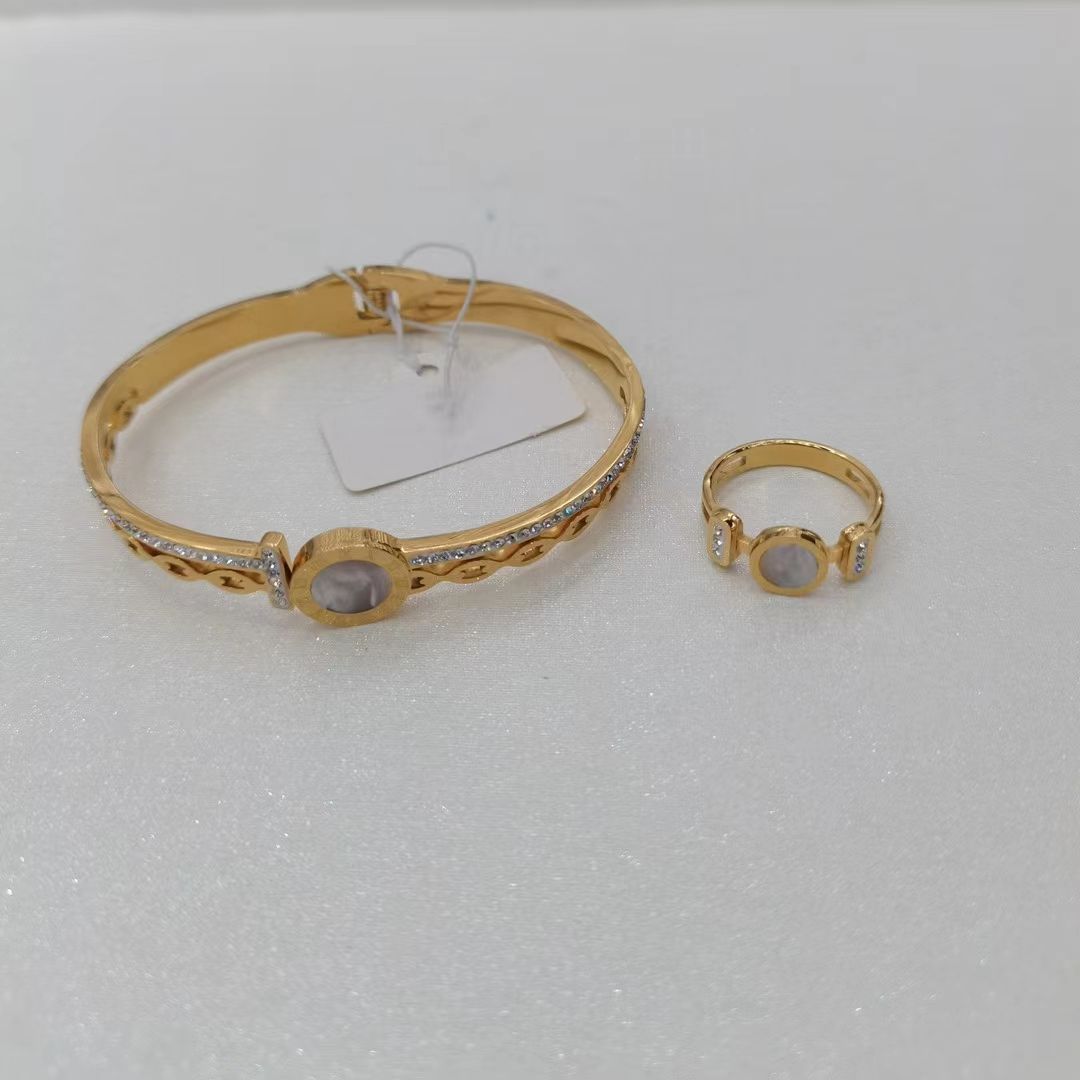The bracelet exudes a light luxury and high-end feel. It is made of titanium steel, a niche product that does not fade and is exquisite. It features an ins fashion design. The golden jewelry set is simple and elegant for girls